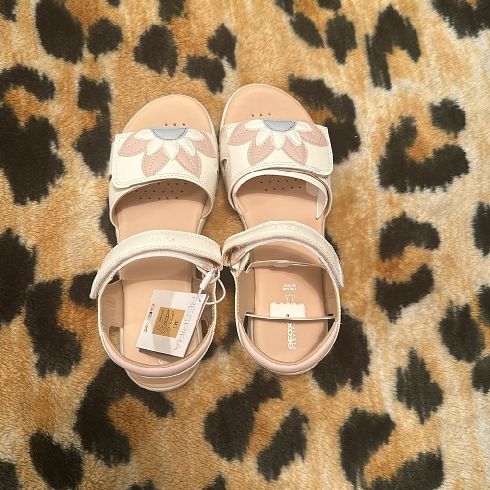 GEOX Girl white sandals with flowers.Brand new.Size 3.5